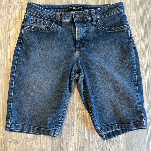 Riders Lee Mid Rise Bermuda Jean Shorts Size 6 Medium Blue Denim Midi Modest EUC - Picture 1 of 11